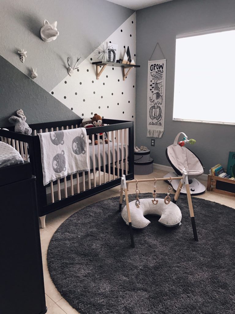 Schwarz-weiß-graues Kinderzimmer mit grafischem Muster und geometrischer Akzentwand