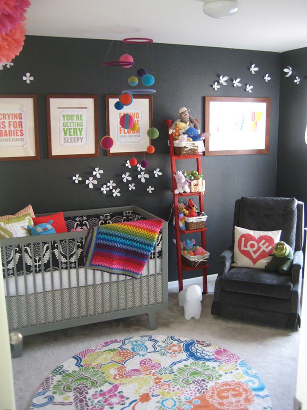 Chambre d'enfant noire et blanche avec des accents arc-en-ciel colorés