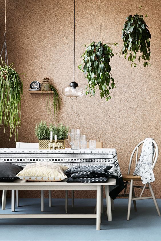 parede de cortiça na sala de jantar com decoração boho e plantas 