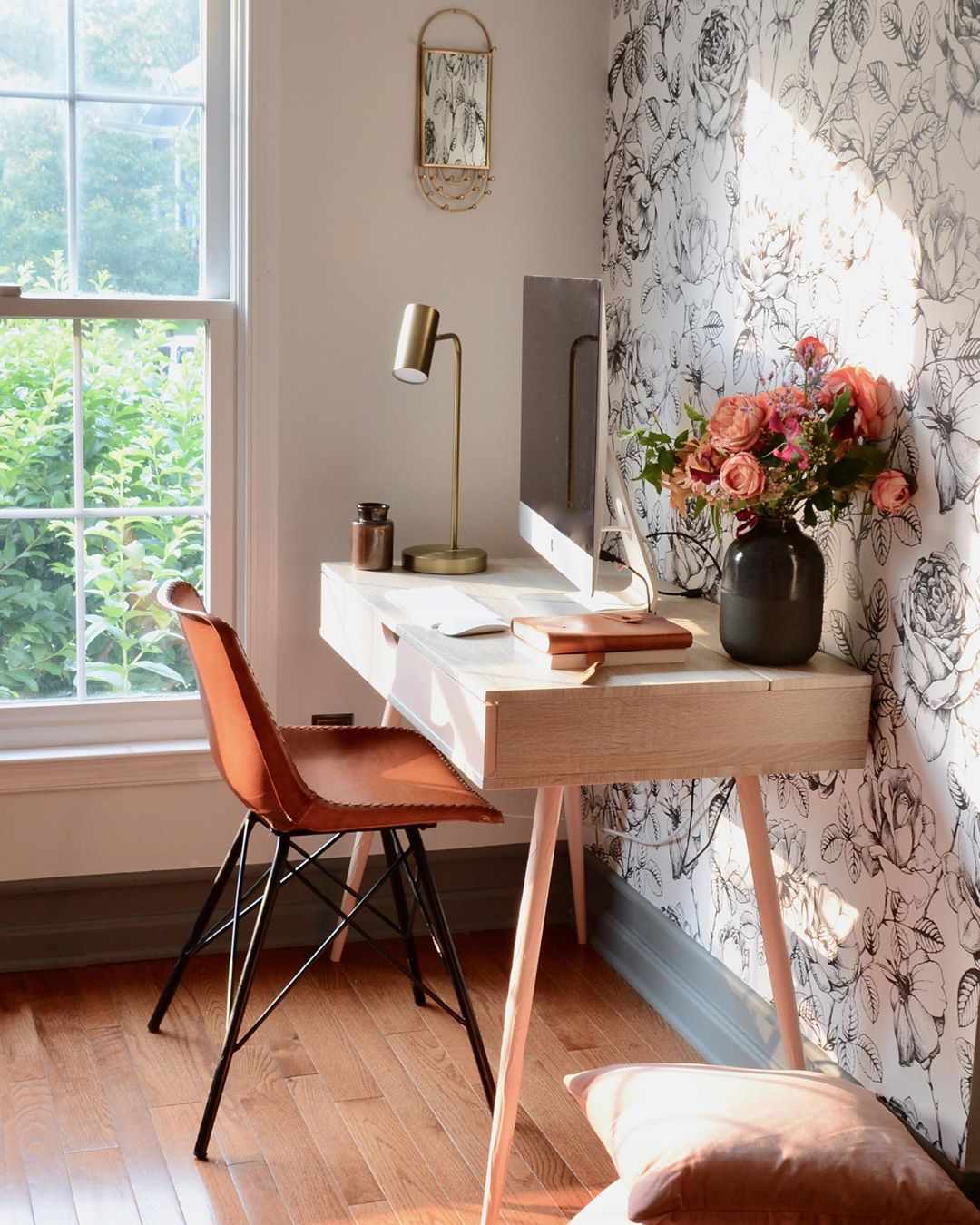 Escrivaninha de madeira com papel de parede floral