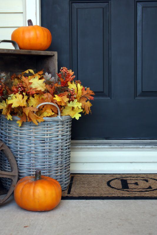 folhas de outono como decoração da varanda da frente