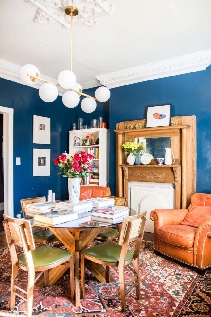 salle à manger bleue avec des accents orange