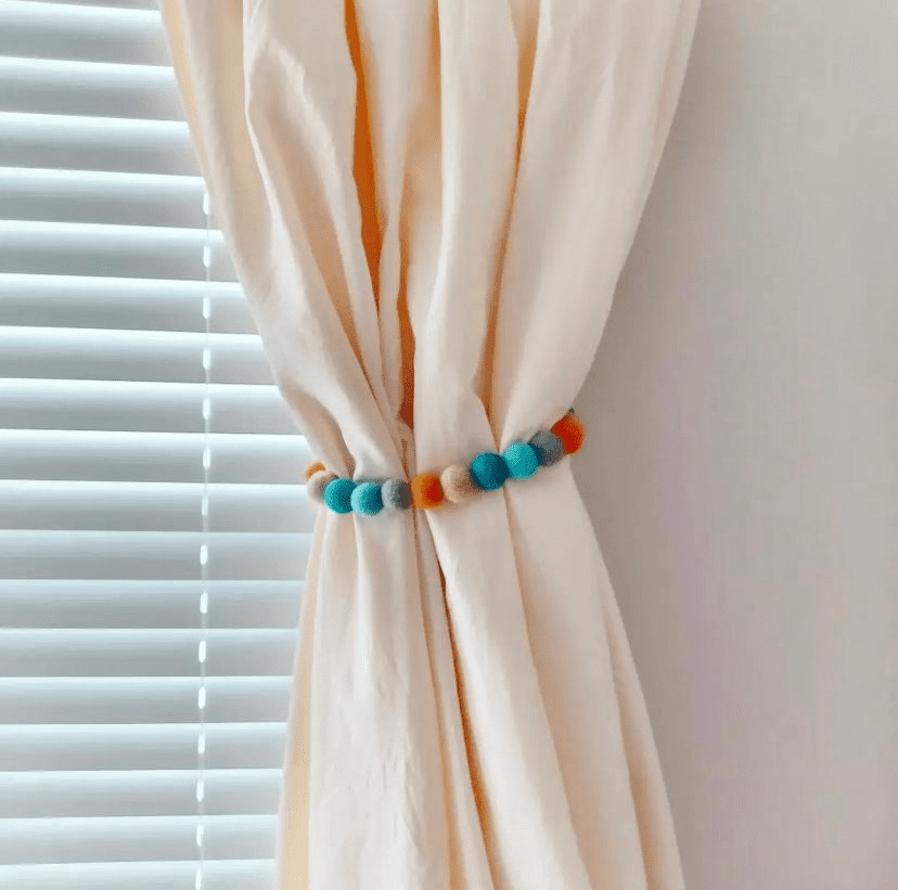 laços de cortina de bolas de feltro coloridas