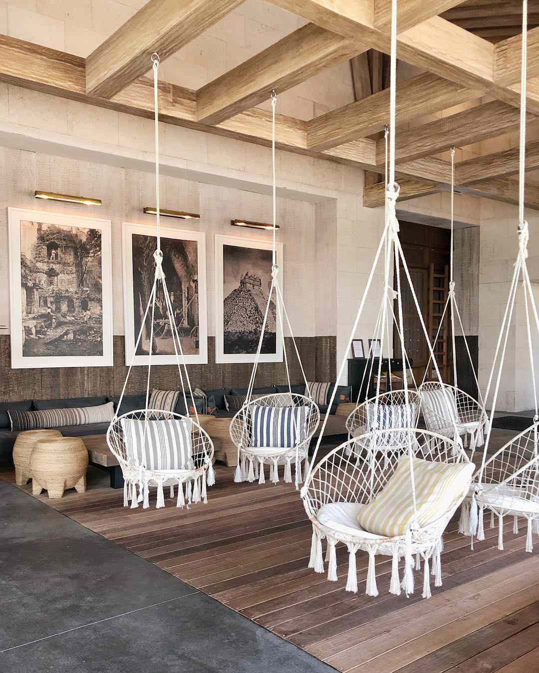 sillas Boho colgantes en salón abierto con paleta neutra 