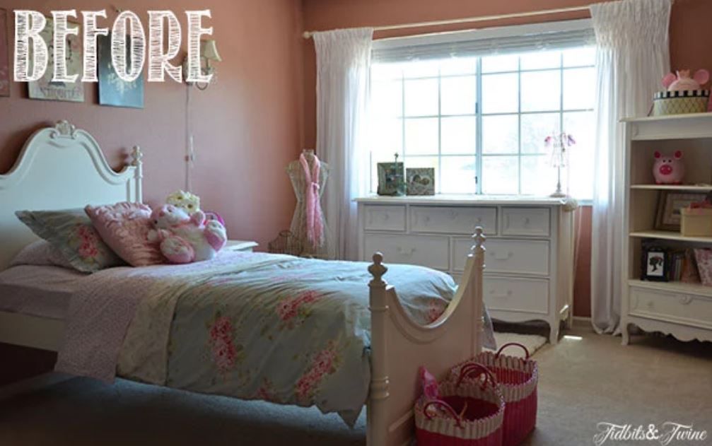Quarto de menina com paredes rosa e colcha floral em cama de casal.