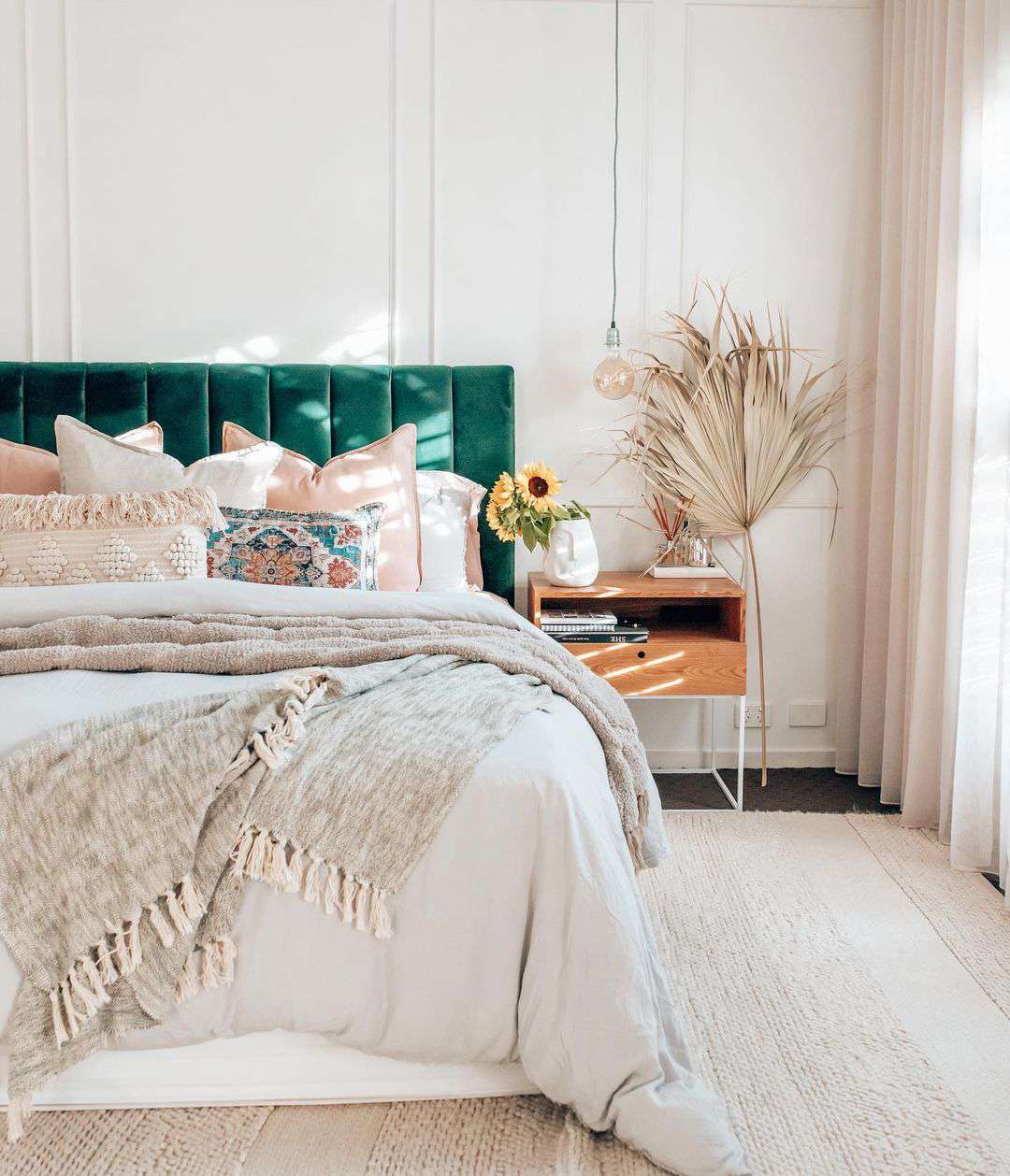 Chambre neutre avec tête de lit colorée