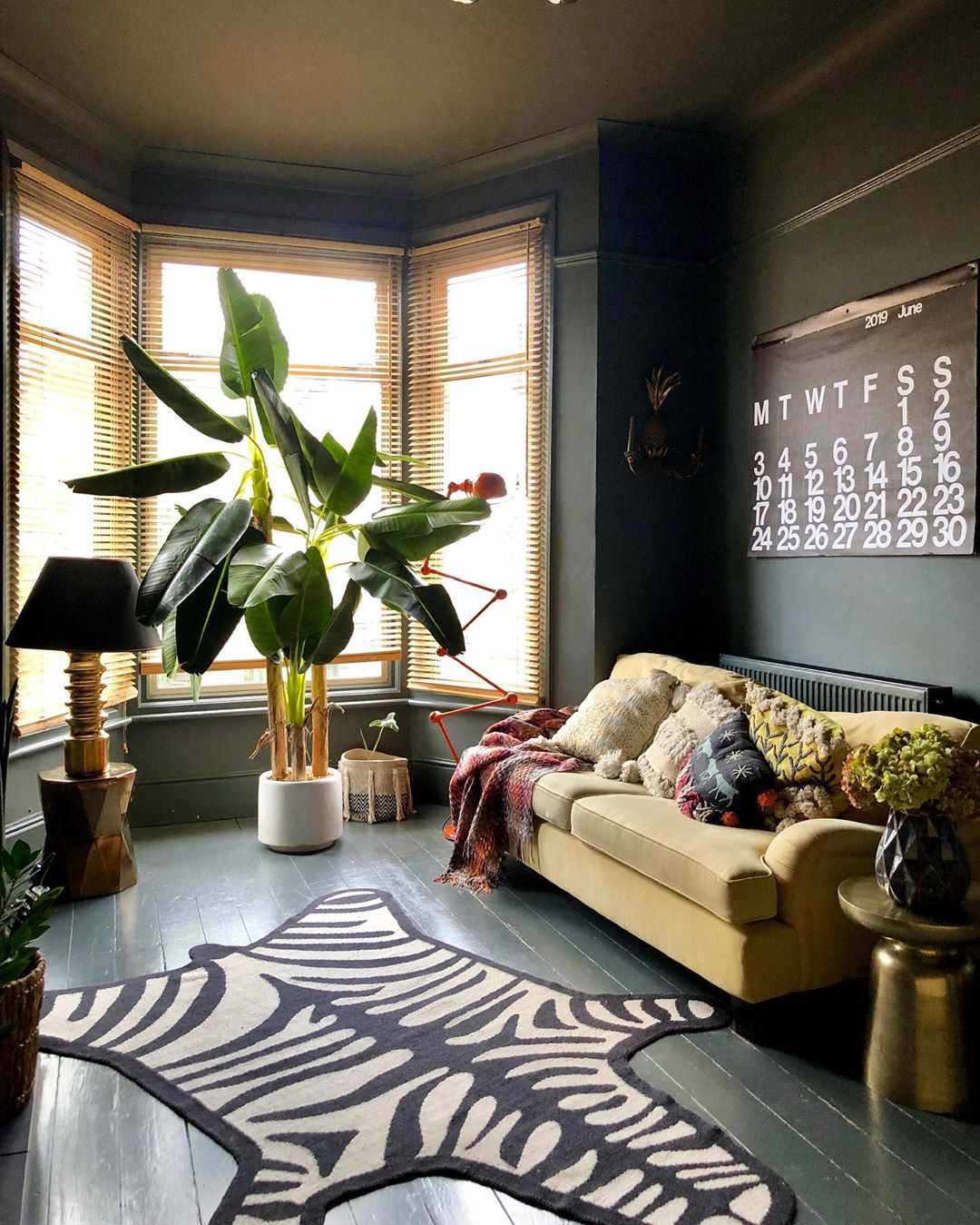 Wohnzimmer mit Zebra-Teppichimitat