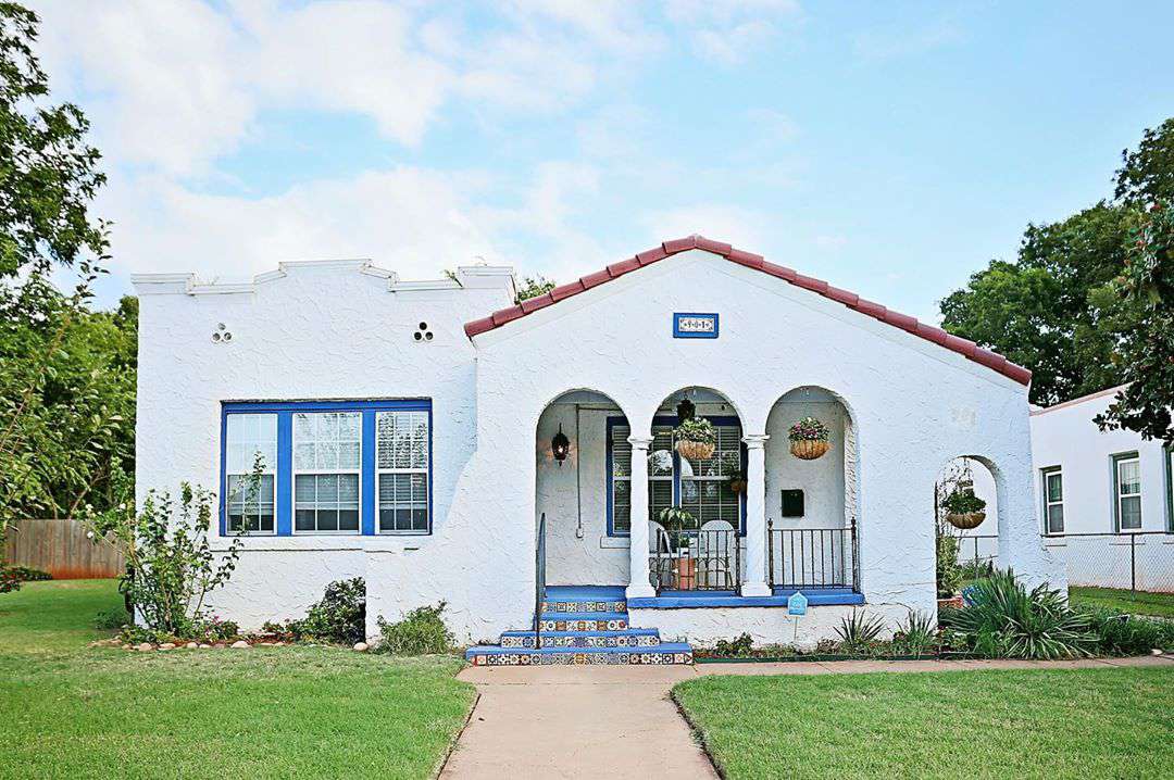 Casa em estilo missão branca com acabamento azul