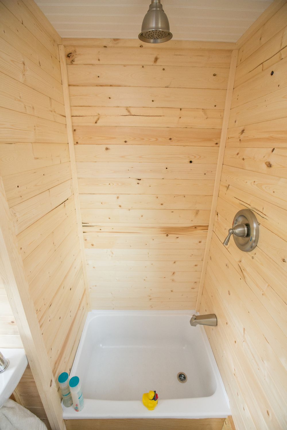 shiplap tiny house Duschkabine