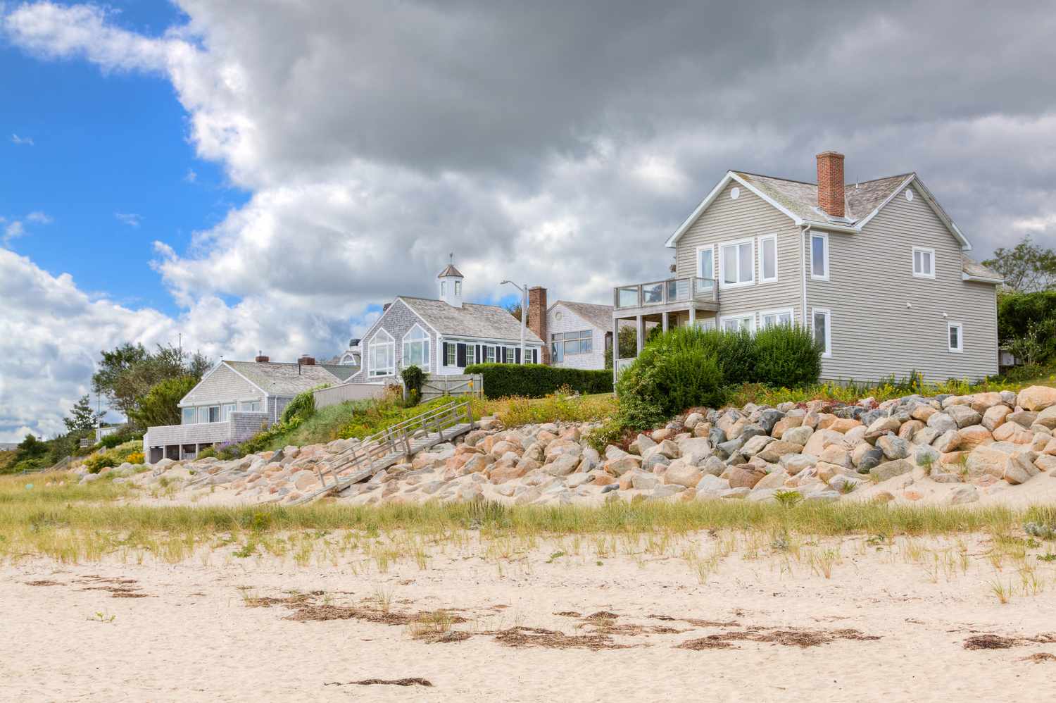 Luxuriöse Häuser am Wasser in Neuengland, Chatham, Cape Cod, Massachusetts, USA.
