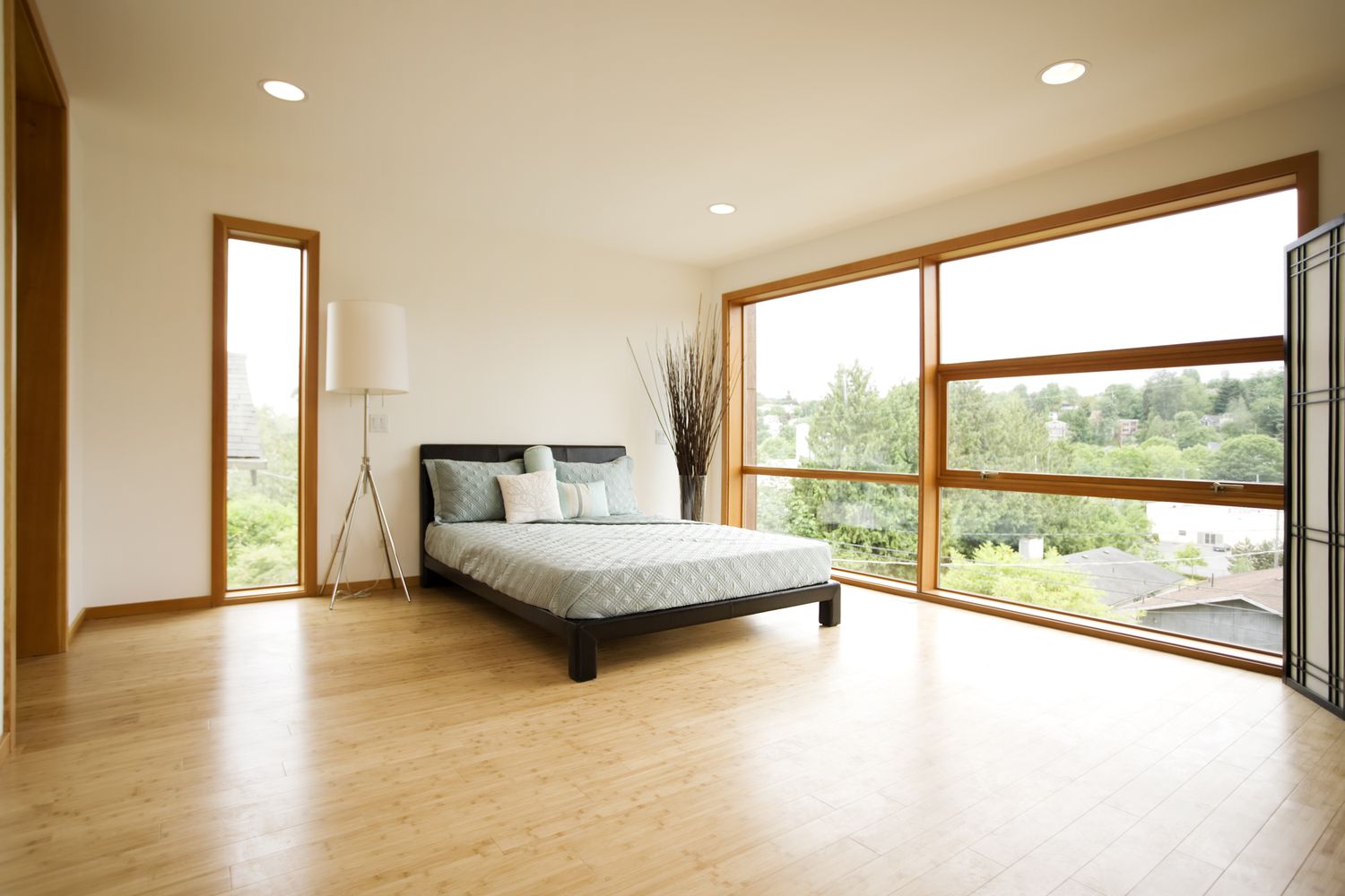 Dormitorio moderno y espacioso con suelos de bambú