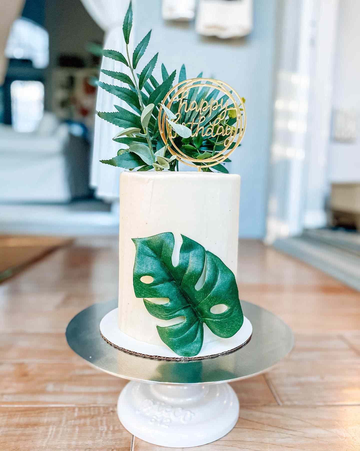 Torte mit Monstera-Blatt