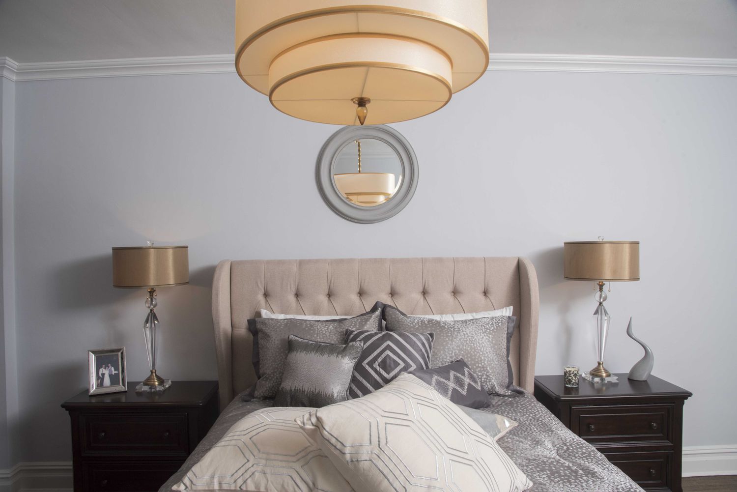Beige-graues Schlafzimmer mit goldenen Lampenschirmen