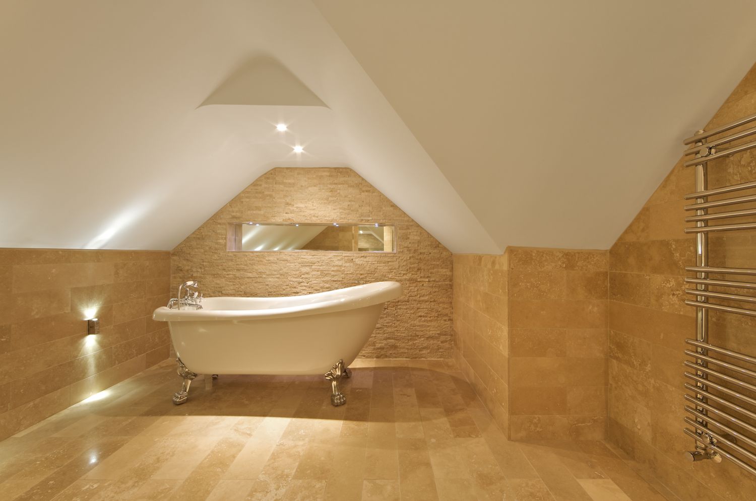 Una elegante bañera romana en baño abuhardillado, baldosas de mármol en suelo y paredes, moderno toallero
