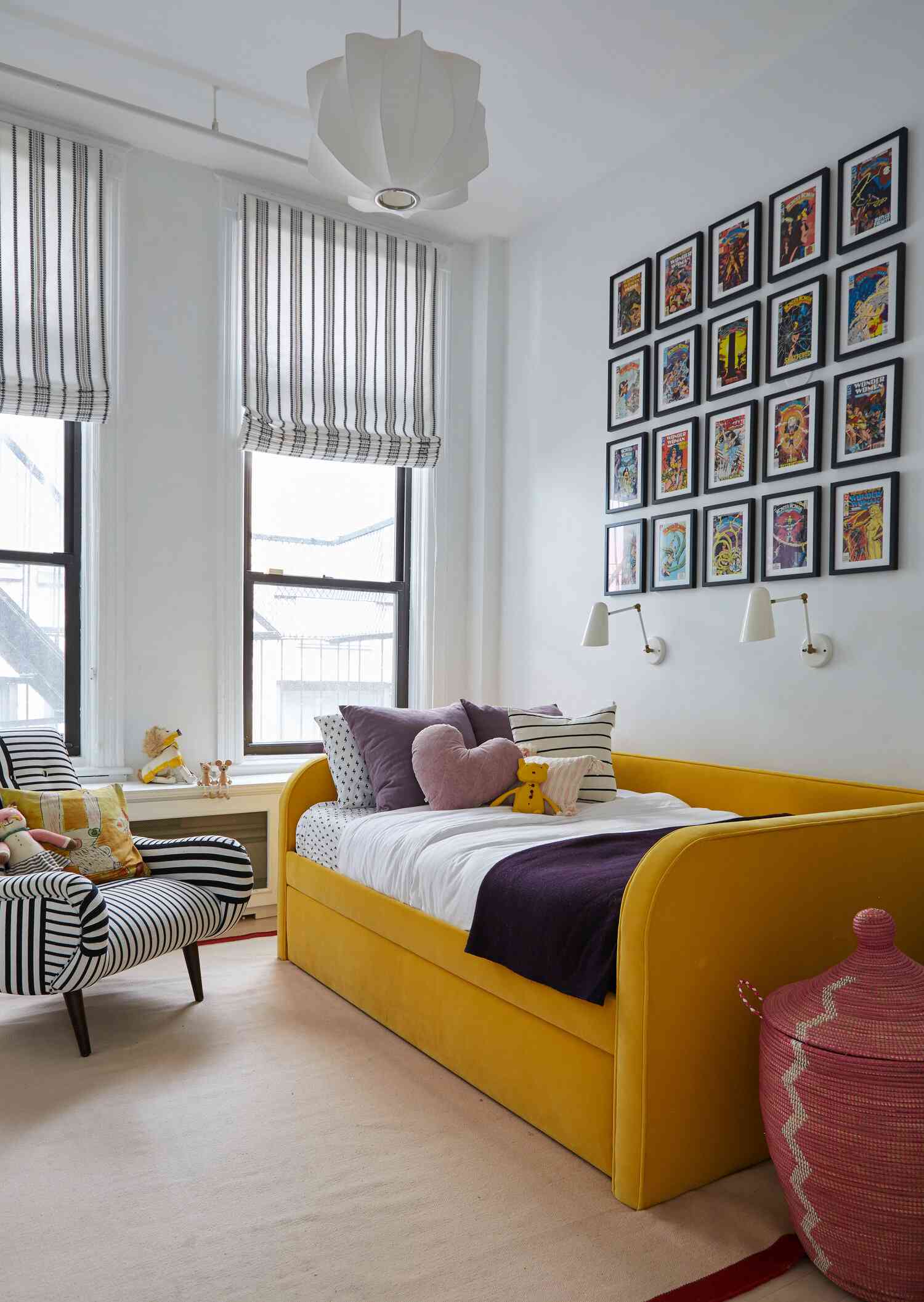 Jugendzimmer mit gelber Schlafcouch und Galeriewand aus Comic-Covern.
