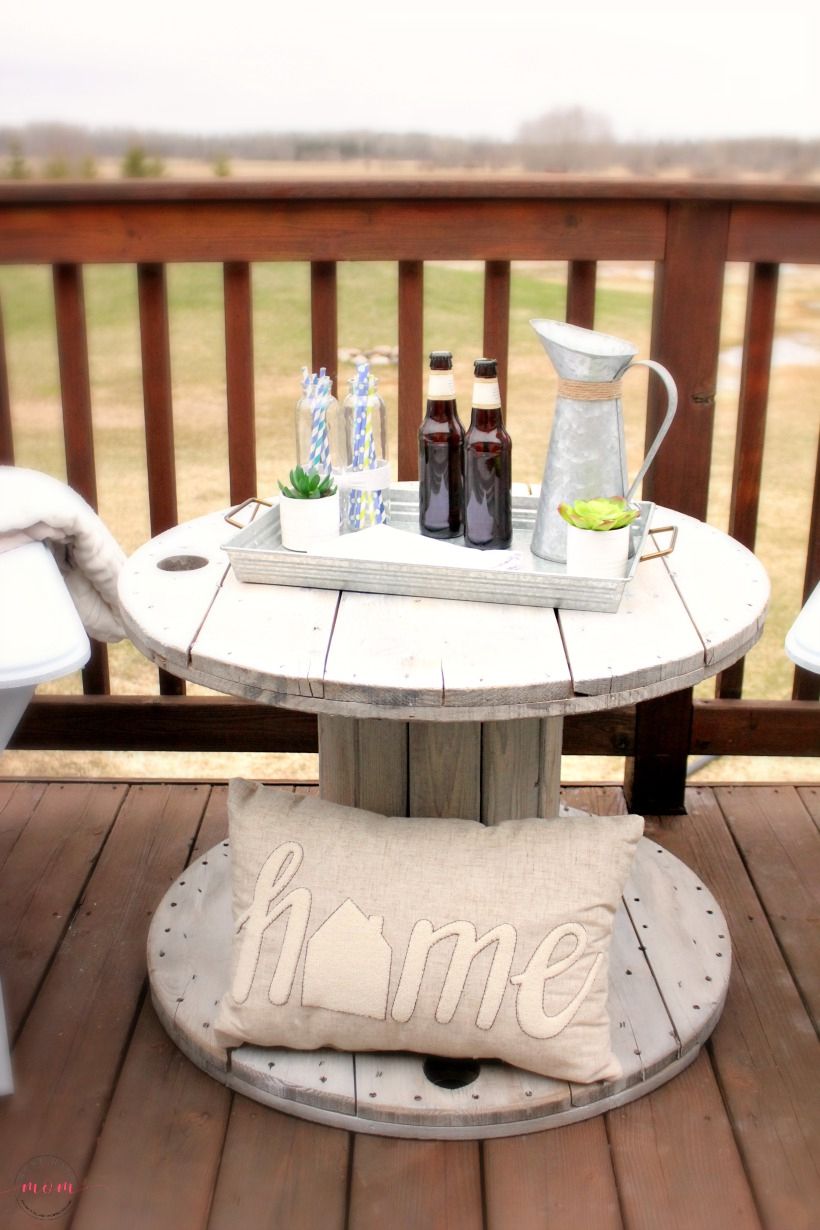 Une table extérieure fabriquée à partir d'une bobine de bois