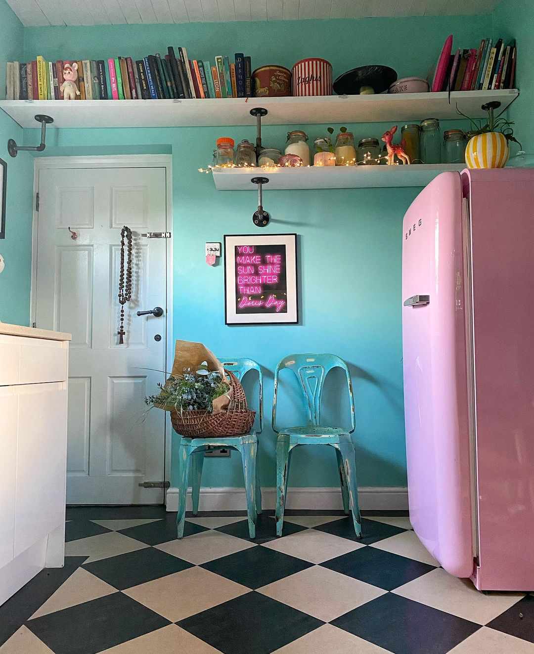 rosa und türkise Küche
