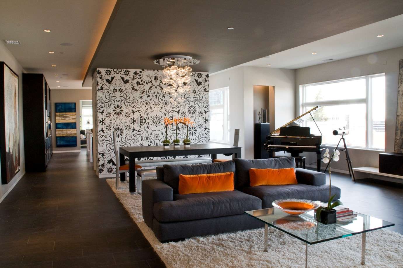Habitación moderna con alfombra gruesa