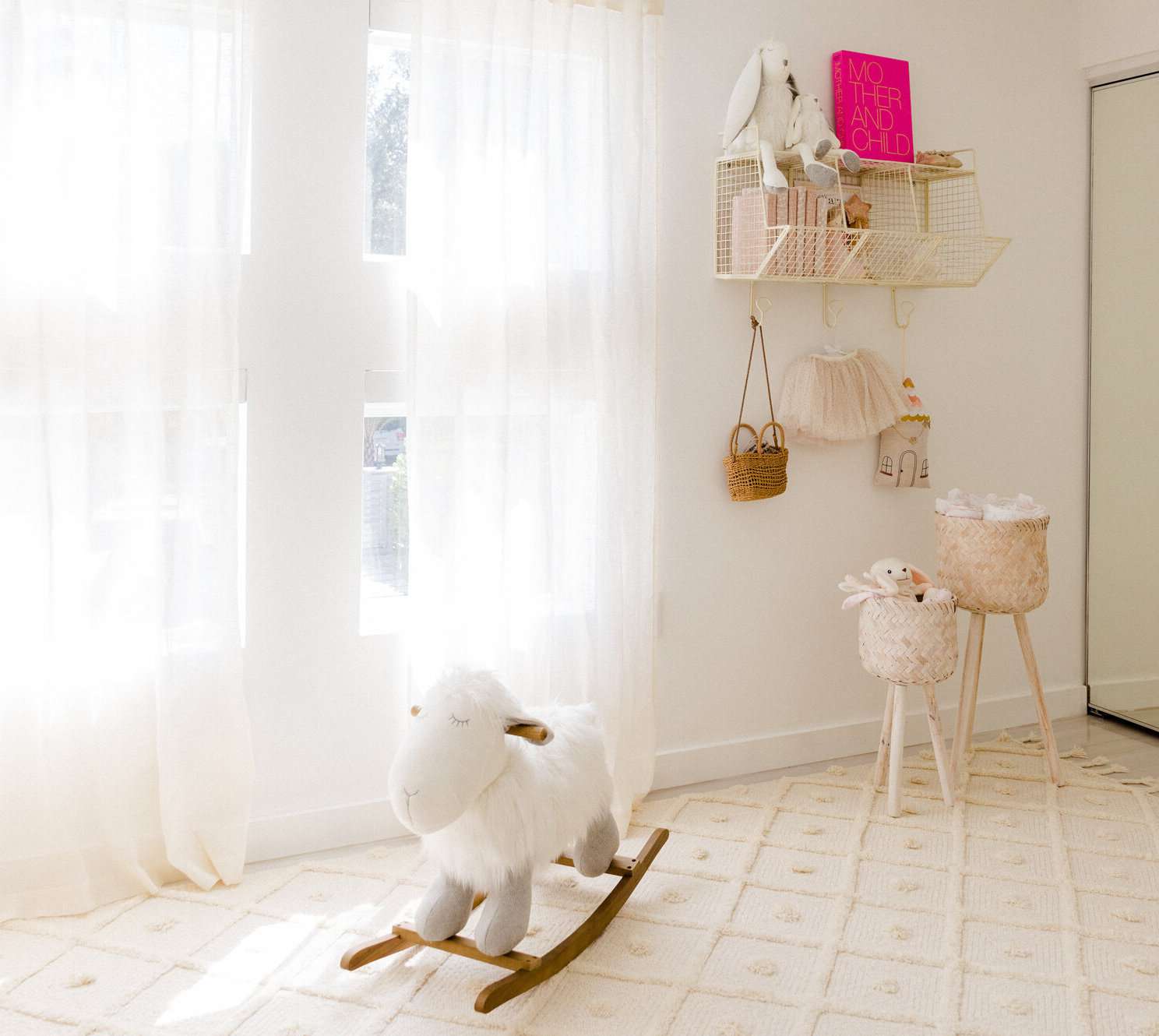 quarto de bebê branco com armazenamento pendurado na parede e ganchos
