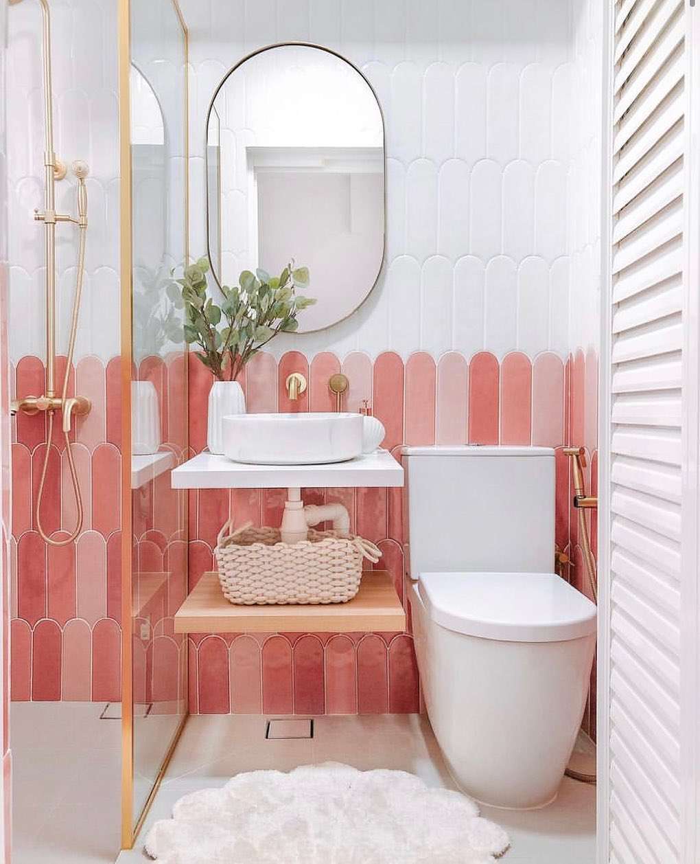 azulejos rosas en el baño