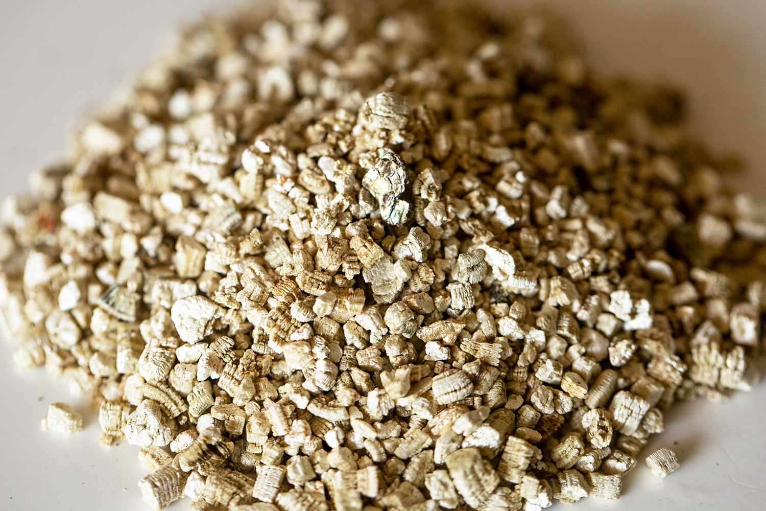 Haufen von Vermiculit als Bodenverbesserungsmittel in Nahaufnahme