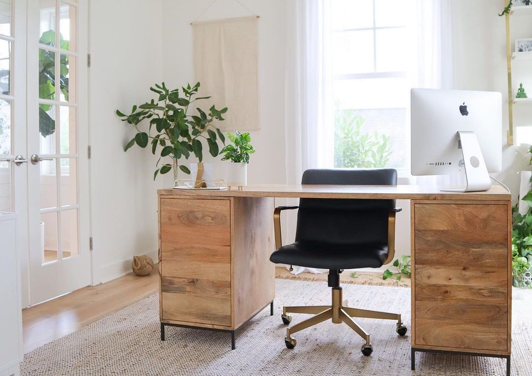 minimalist desk setup