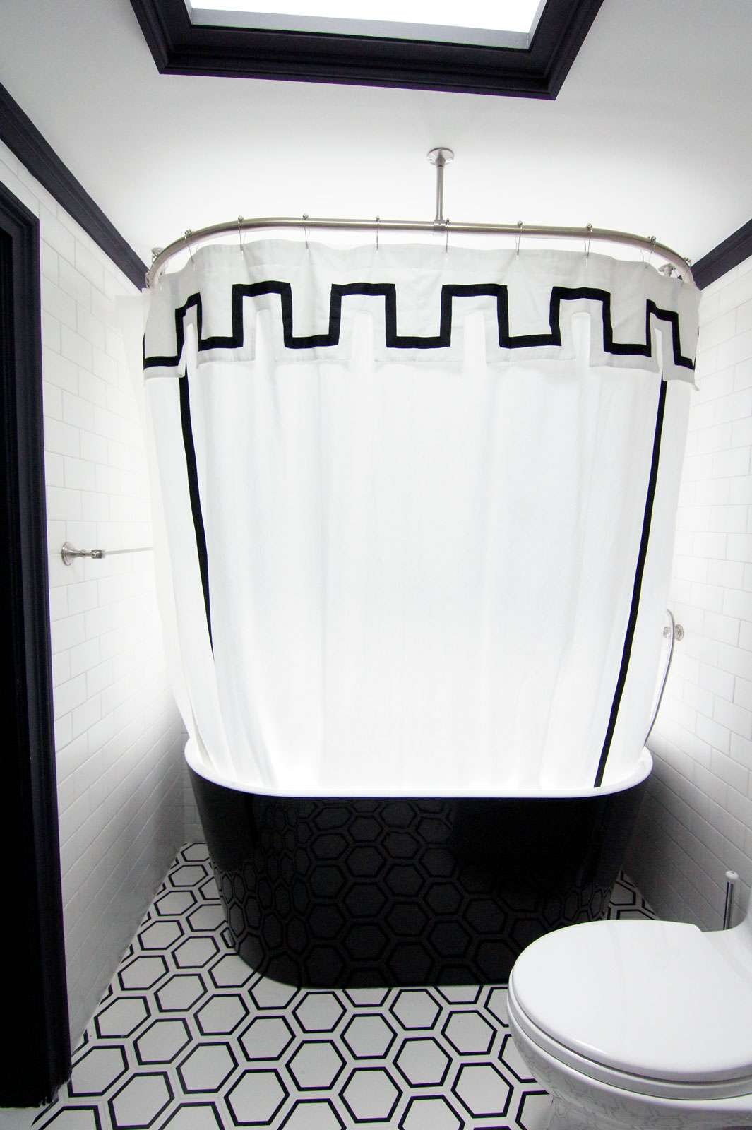 Schwarze moderne Badewanne