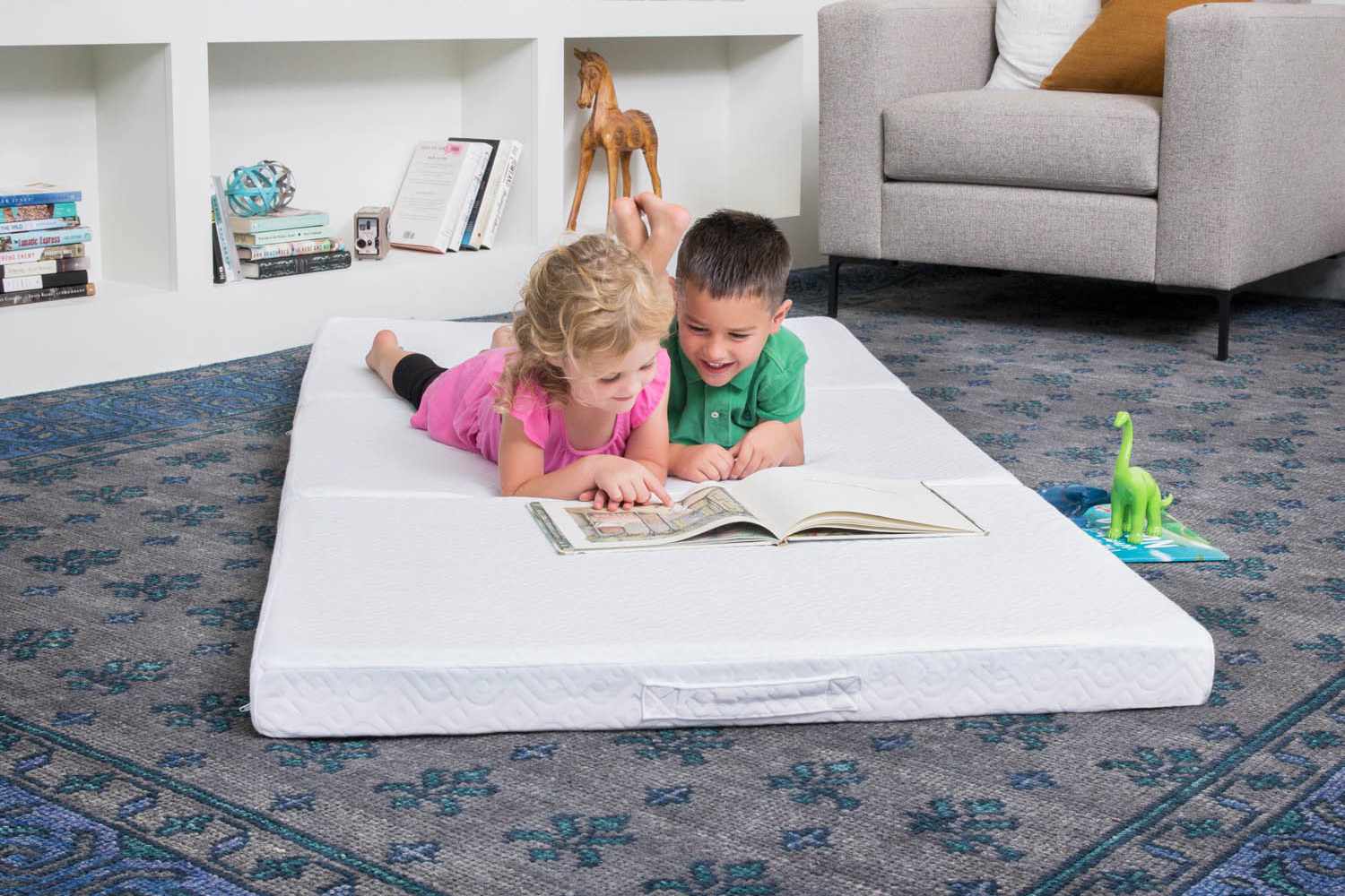 Duas crianças em um tapete de dormir de espuma