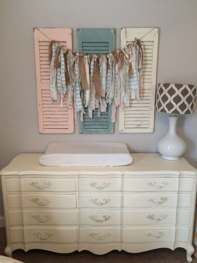 Volets récupérés utilisés comme décor de chambre d'enfant shabby chic