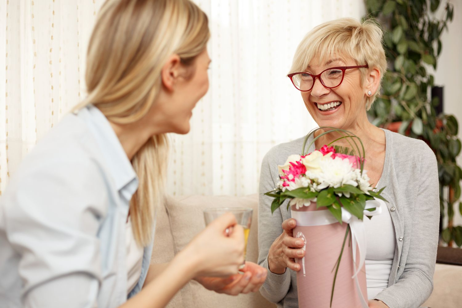 Mutter und Tochter genießen die Unterhaltung im Wohnzimmer