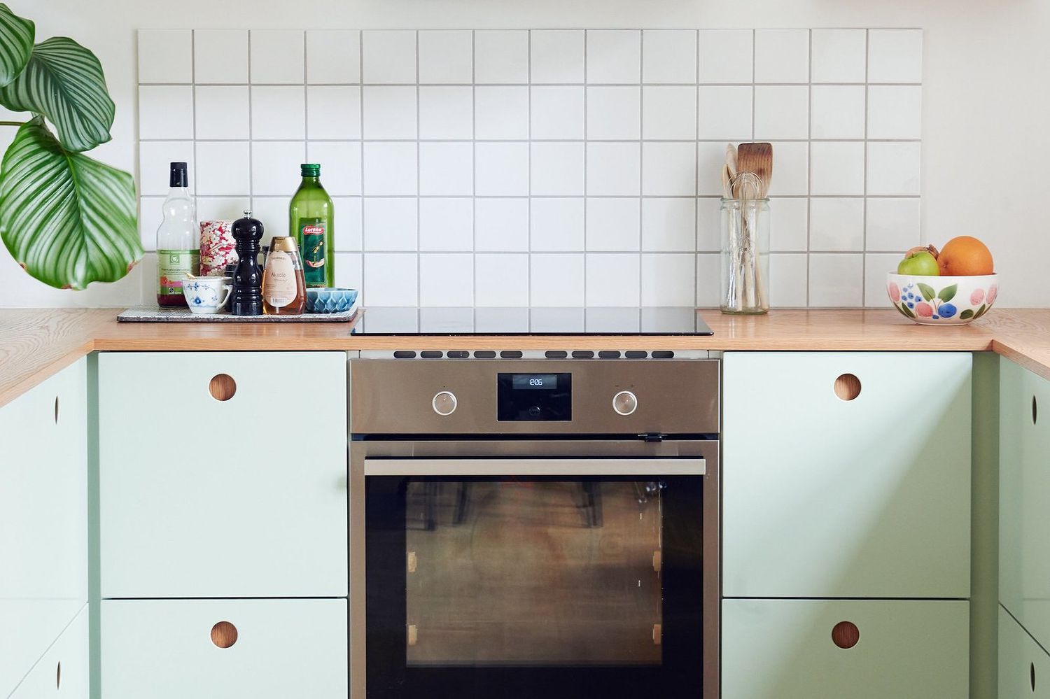 armários de cozinha verde-claro