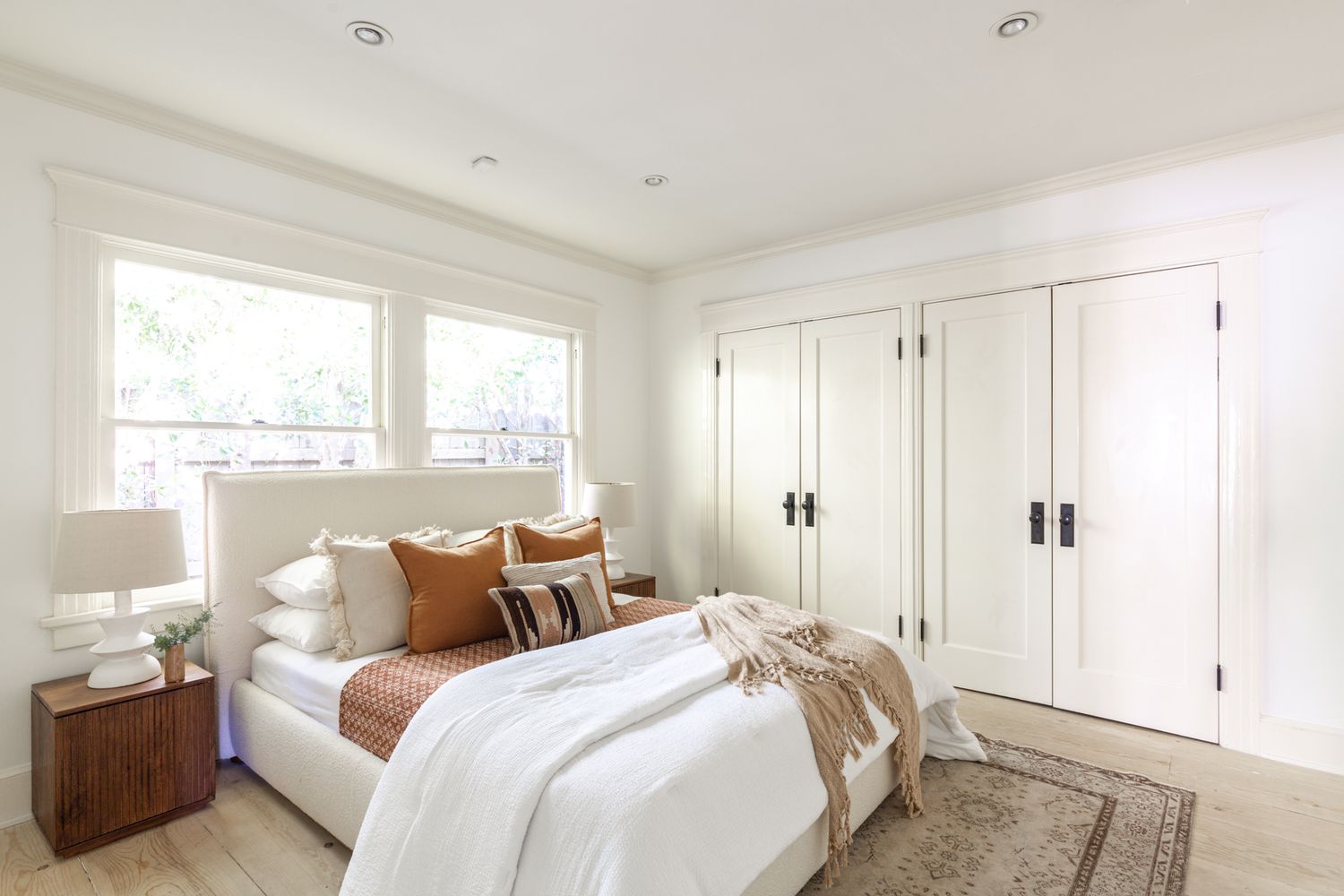 Chambre à coucher lumineuse avec des couleurs de peinture neutres