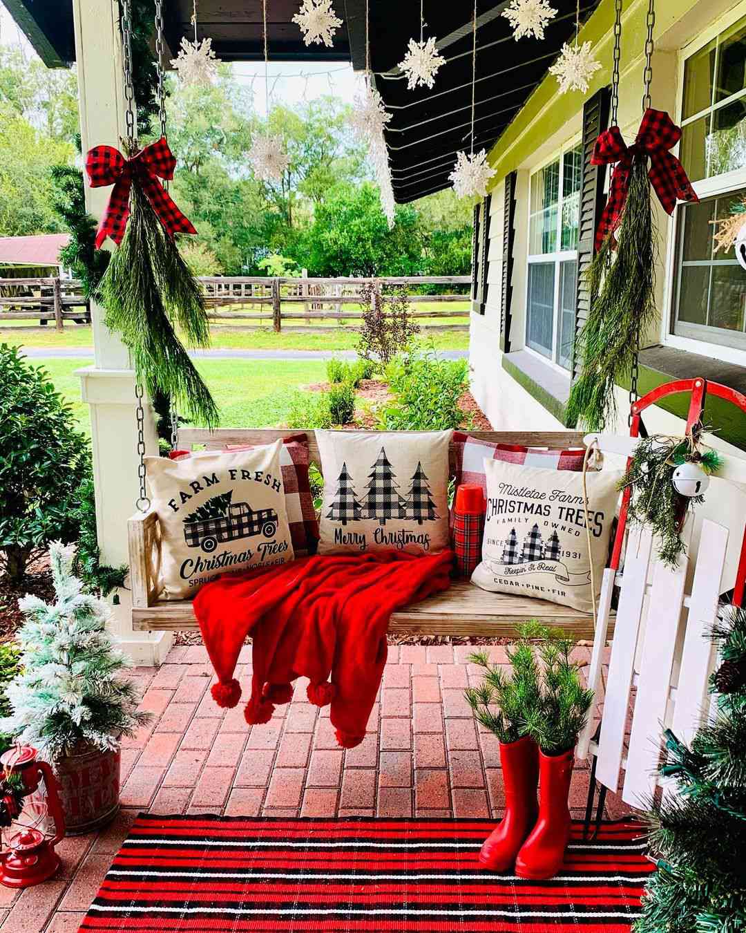 Eine weihnachtlich geschmückte Veranda-Schaukel