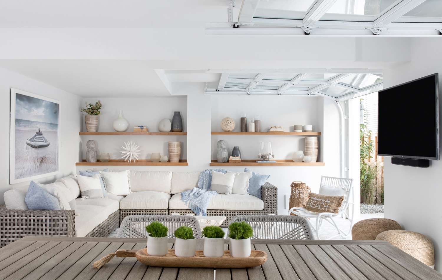 Las puertas del garaje abren el salón de la planta baja a la terraza de la casa de Karen B. Wolfe en Long Beach Island