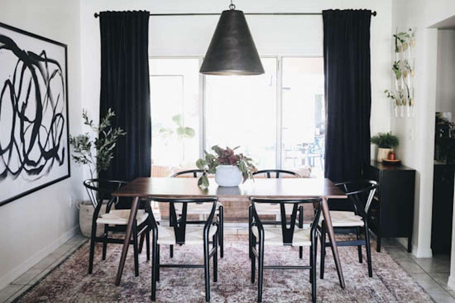 sala de jantar moderna com toques em preto e branco