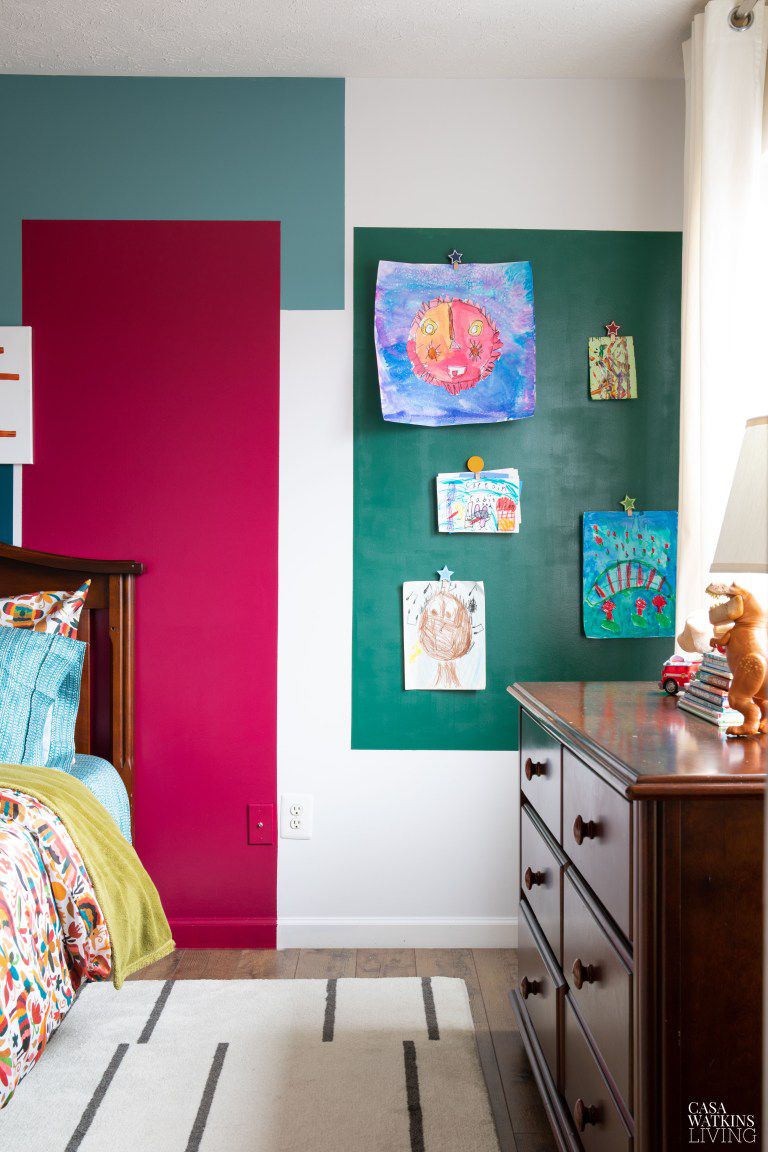 Farbig gestaltetes Kinderzimmer mit Kunst an der Wand.