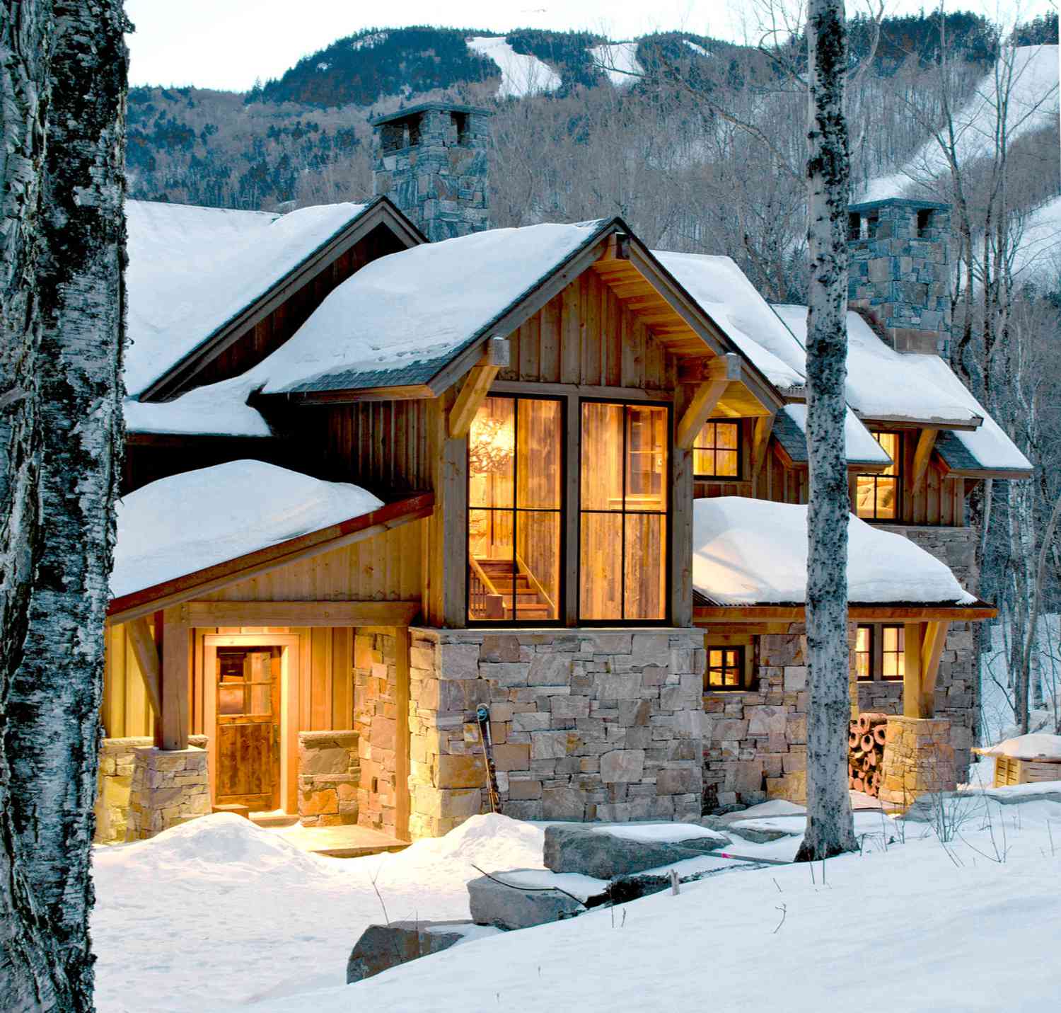 casa de madera en la nieve