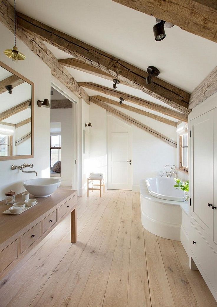 Dachschräge im Bad mit Holzbalken
