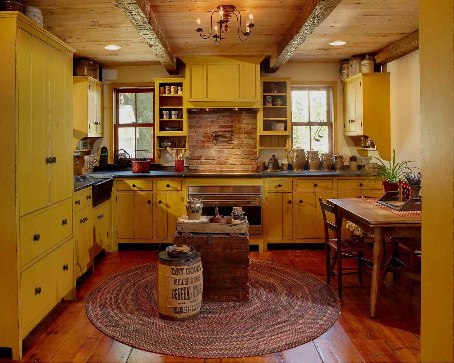 Cozinha amarela histórica remodelada