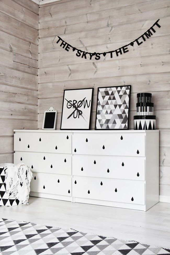 Grafik-Dekor-Kommode DIY im schwarz-weißen Kinderzimmer