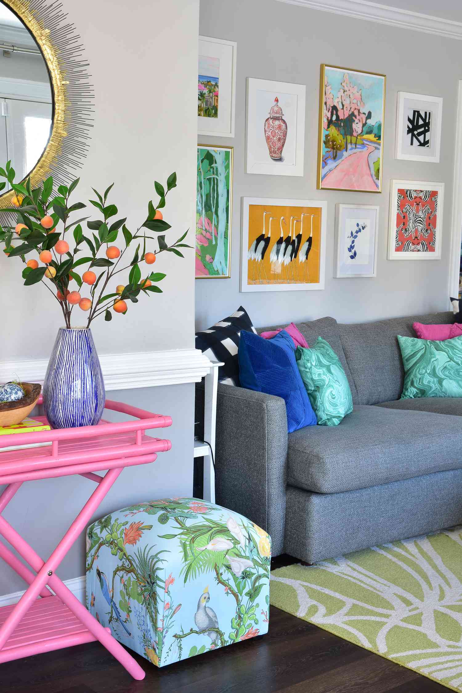 Sala de estar com galeria de parede da blogueira de design Kate Dreyer
