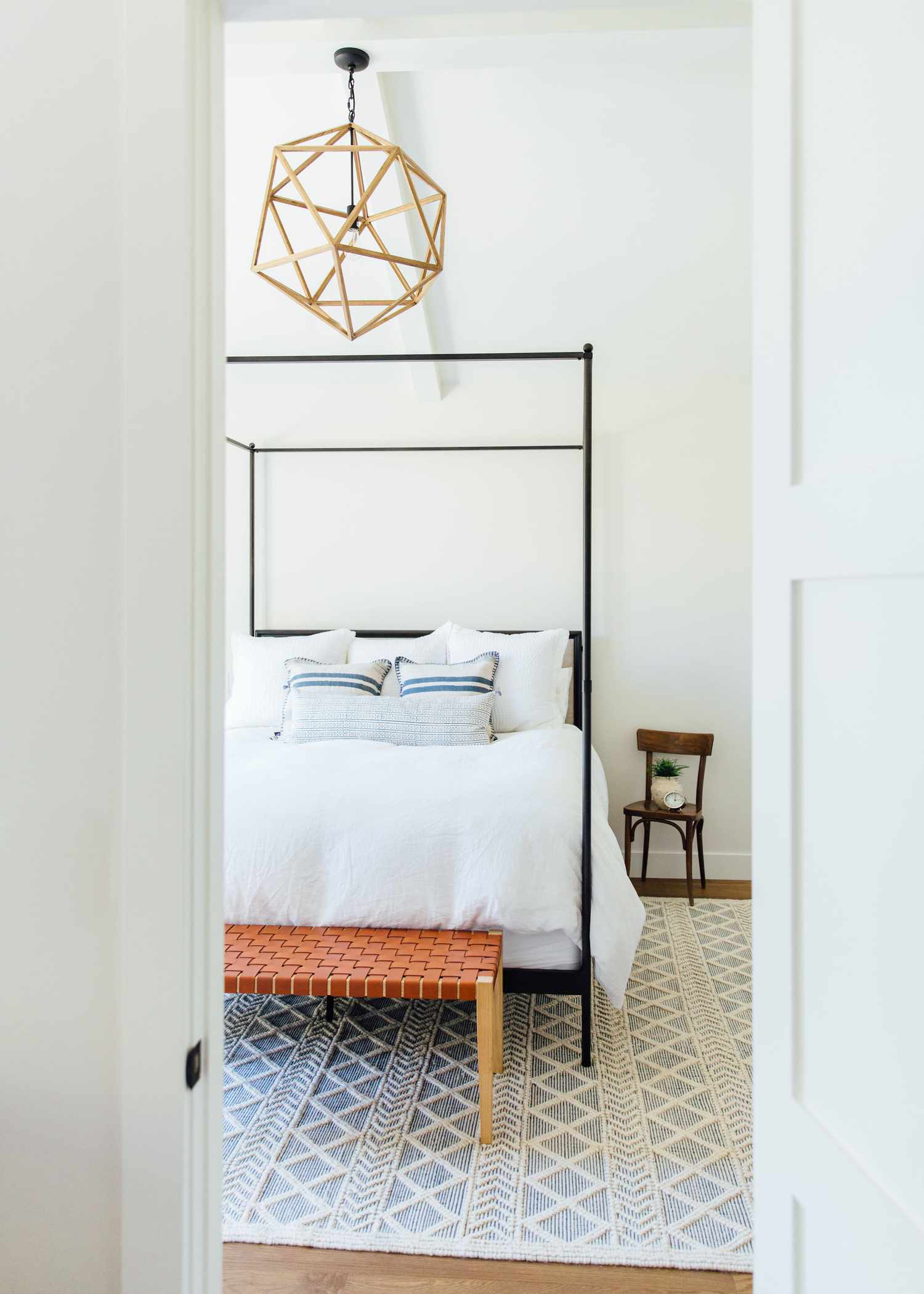 Preciosa cama blanca de Michelle Lisac Interior Design