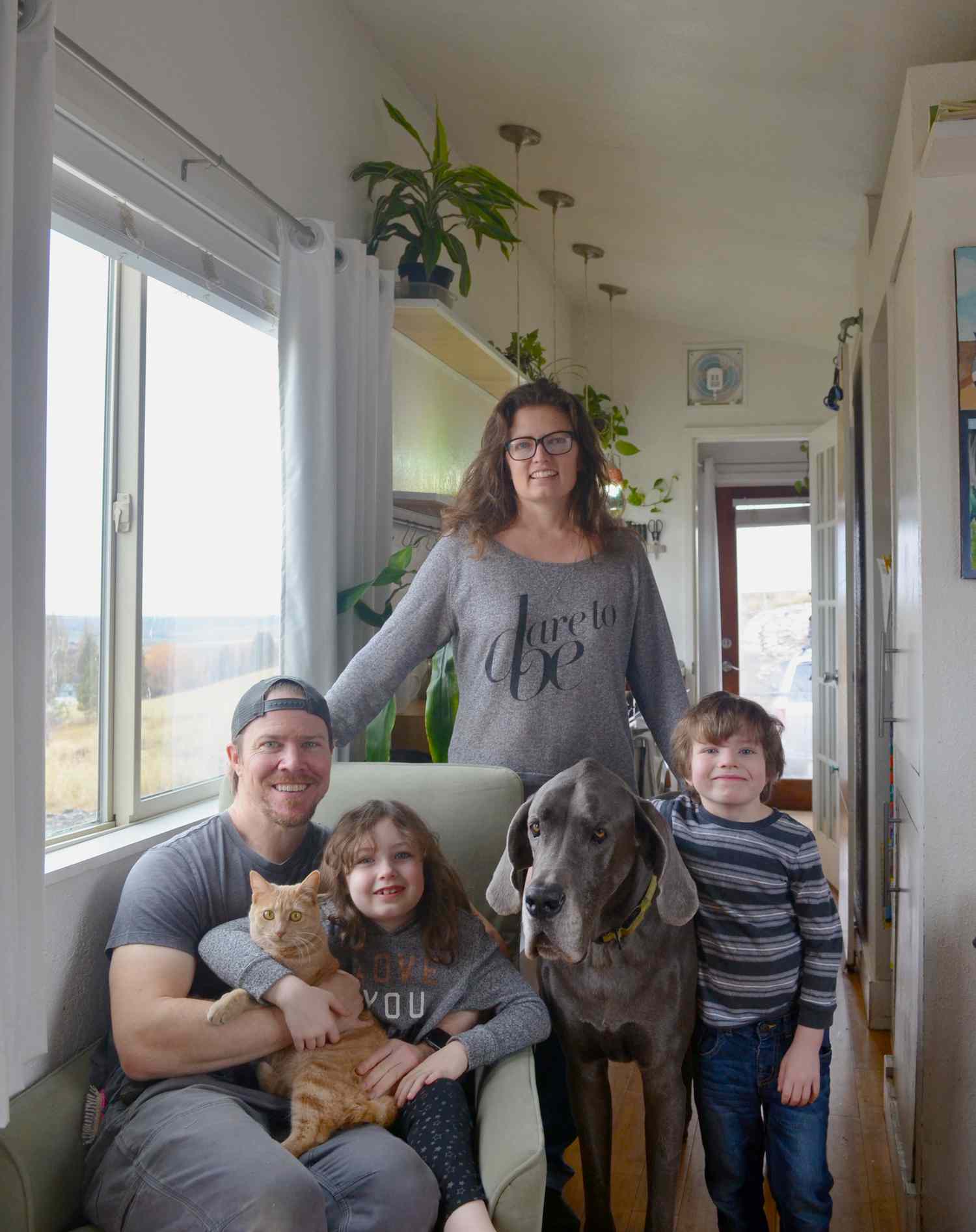 Macy Miller, 37 anos, e seu parceiro James Herndon, 41 anos, vivem e criam seus filhos Hazel, 6 anos, e Miles, 5 anos, em sua pequena casa personalizada no norte de Idaho há nove anos