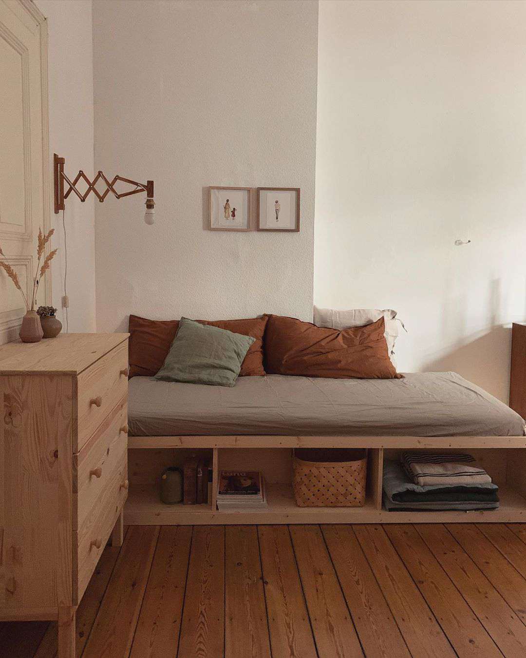 Daybed with build ins