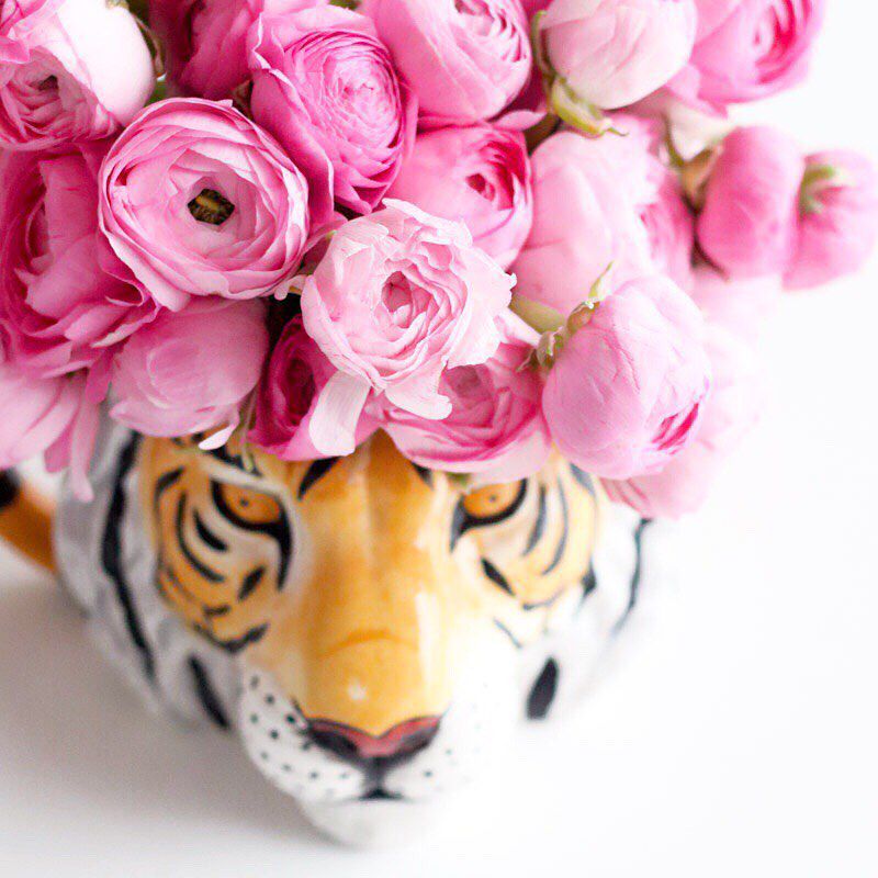 roses dans un vase tigre