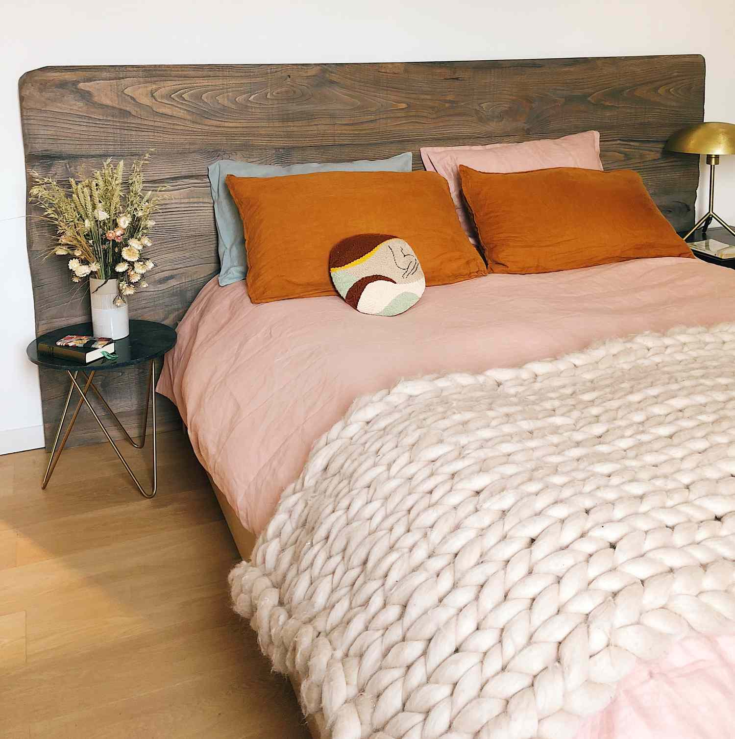 Boho-Zimmer mit orangefarbenen Akzenten