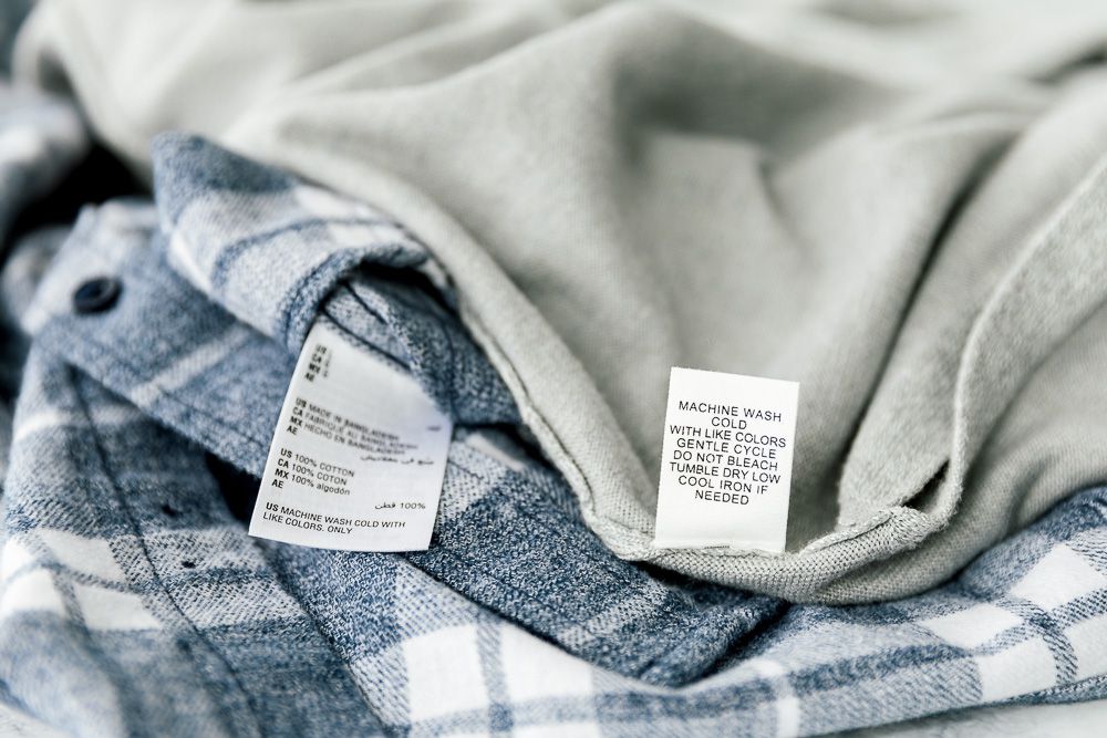 etiquetas de cuidado em roupas