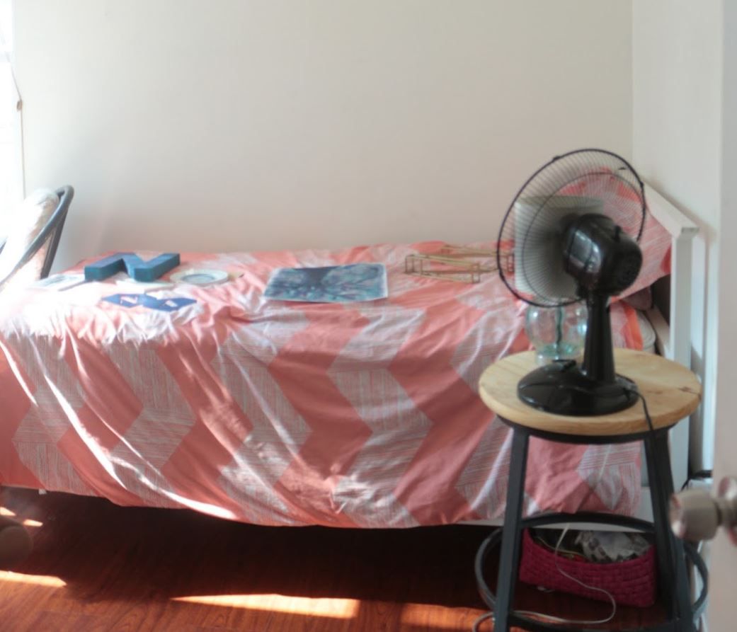 Quarto de menina com paredes nuas