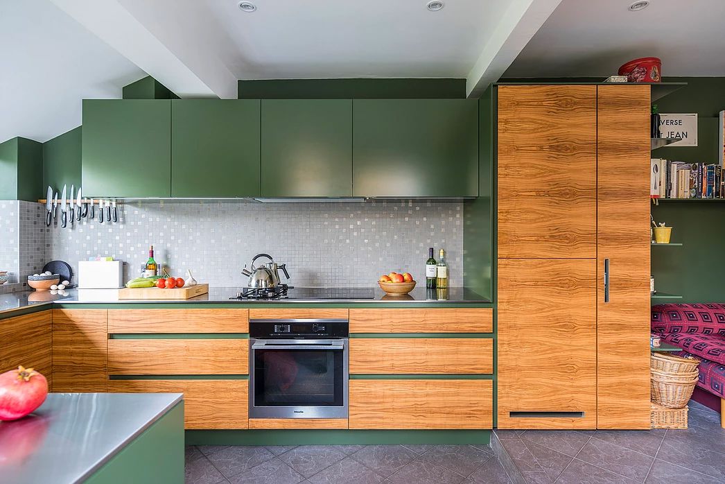 cocina verde militar con detalles de madera