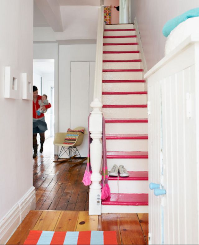 rosa gestrichene Treppe